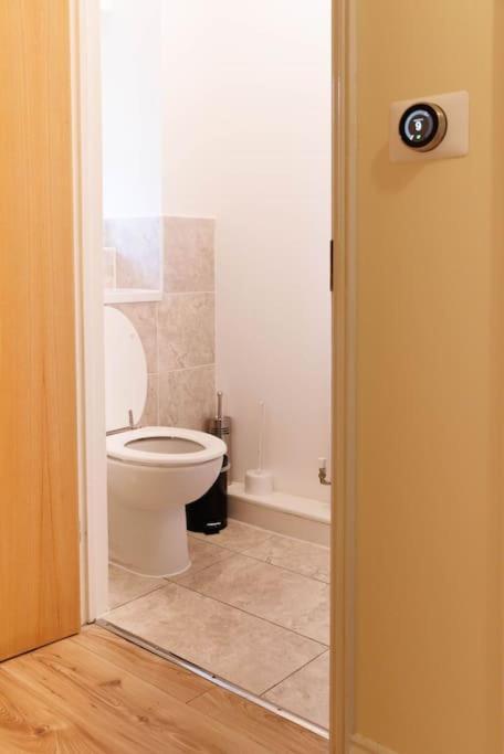 Stylish 3 Bedroom And Free Parking Thamesmead  エクステリア 写真