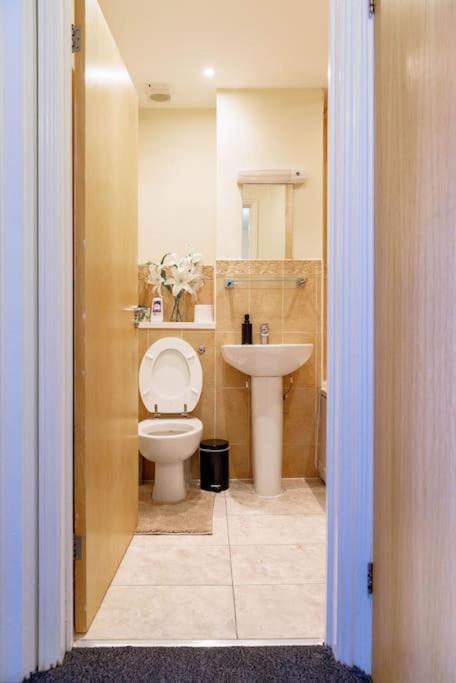 Stylish 3 Bedroom And Free Parking Thamesmead  エクステリア 写真