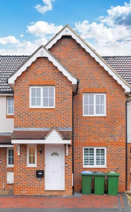 Stylish 3 Bedroom And Free Parking Thamesmead  エクステリア 写真