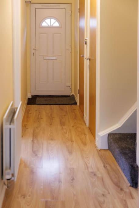 Stylish 3 Bedroom And Free Parking Thamesmead  エクステリア 写真